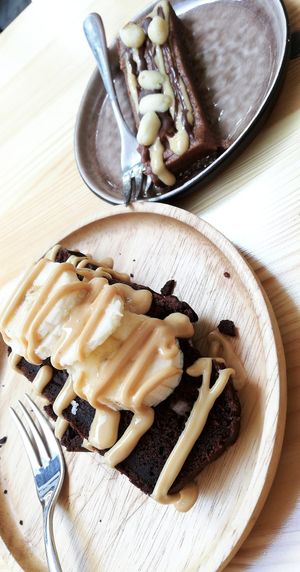banana bread and salted snickers slice at Plants & Cakes in Frankfurt