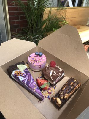 4 piece raw cake box at Plants & Cakes in Frankfurt