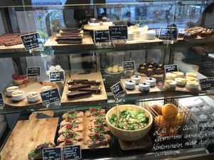 Kuchenauswahl at Plants & Cakes in Frankfurt