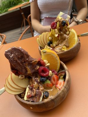 Açaí und mango bowl at Plants & Cakes in Frankfurt