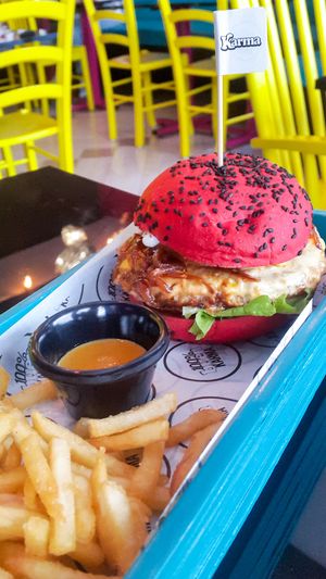Un chicken burger with buffalo sauce 💚💚 at Karma in Panama City
