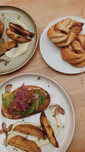 Avocadotoast and Cinnamonbuns  #Veganuary at FRØ in Tromsoe