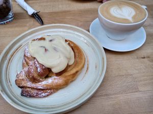Pistasjebolle og kaffe latte at FRØ in Tromsoe