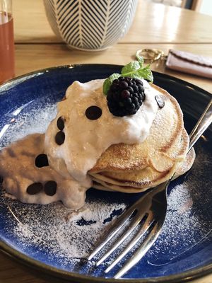 Pancakes with banana cream and chocolate chips 🥞🍌 at FRØ in Tromsoe