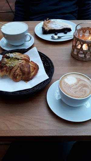 Pistachio roll, blueberry pie, capuccino and chai latte with soy milk at FRØ in Tromsoe
