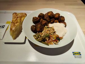 "Meat"balls and cake at IKEA in Rothenburg