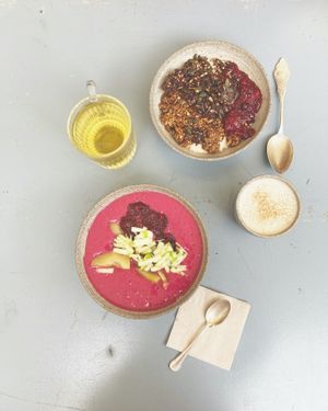 Berry beetroot bowl with fresh apple, chia-berry compote and pears + porridge with two granolas and chia-berry compote + masala chai + herbal tea at ÆNDRÈ in Hamburg