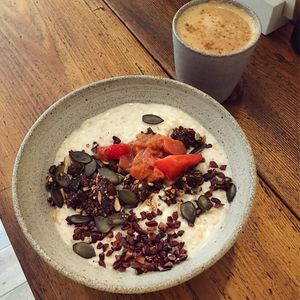 rice porridge with toppings and masala coffee at ÆNDRÈ in Hamburg