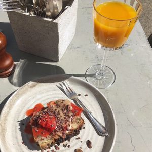 Banana Bread and Tumeric Tonic at ÆNDRÈ in Hamburg