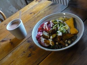 Bowl of the day with cashew choc at ÆNDRÈ in Hamburg