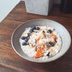 Rice Porridge with seasonal fruit at ÆNDRÈ in Hamburg