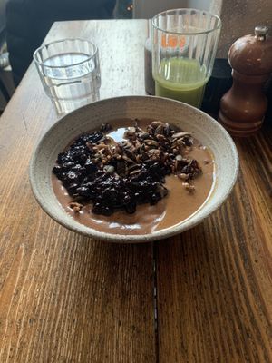 Mocha Bowl with additional; Nut Butter, Berries, Coco Granola. Also  a Green Juice at ÆNDRÈ in Hamburg