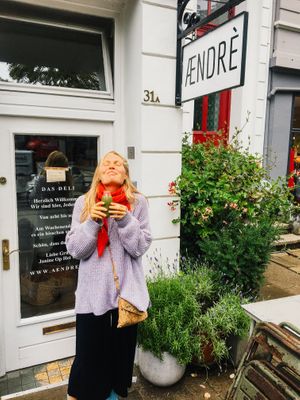 Enjoying a fresh, organic green juice. at ÆNDRÈ in Hamburg