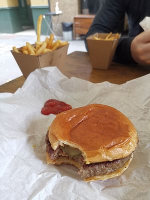 צ׳יזבורגר טבעוני at Mary's in Sydney