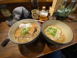 Links: Vegane Udon mit süss-frittiertem Tofu (ausser dem Ei); Rechts: Udon in Dashi  at Menkui Kinya in Kyoto