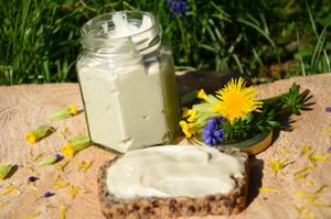 Crema-Natur: Variabel mit eigenen Kräutern oder süß mit Honig oder Marmelade! at Cashewrella in Gottingen