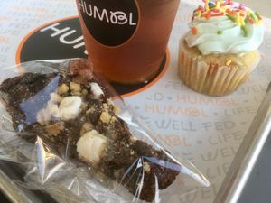 Beer, cupcake and cake at HUMBL in Orlando