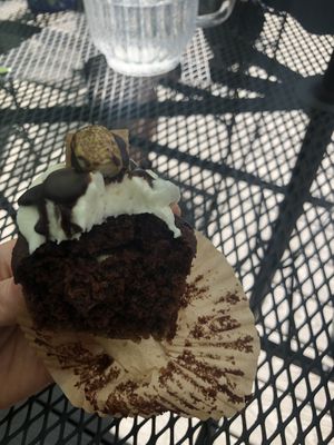 S’mores cupcake. 😋😋😋😋  at The Black Dog in Snoqualmie