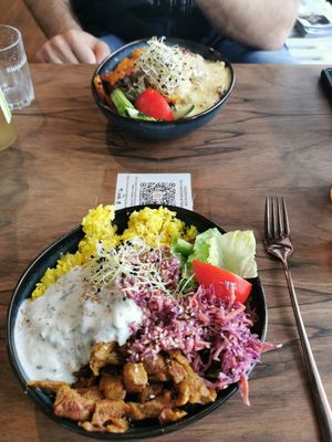 Gyros bowl a l'avant, halloumi bowl au fond at Liebling Trier in Trier