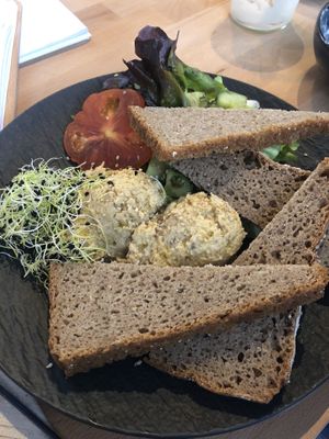 Brot mit Hummus  at Liebling Trier in Trier