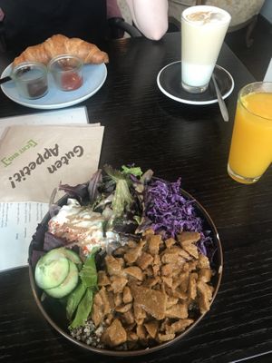 Gyros Bowl, fresh OJ, vegan croissant  at Liebling Trier in Trier