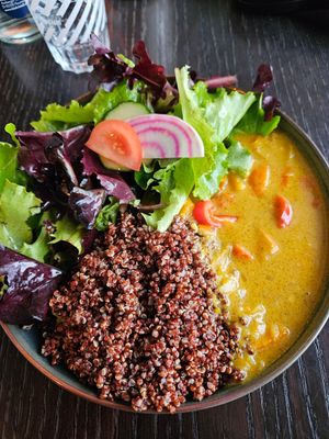 Kürbiscurry, Quinoa, Salat at Liebling Trier in Trier