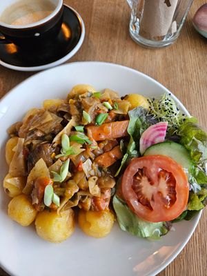 Griechischer Weißkohl & Ofenkartoffeln at Liebling Trier in Trier