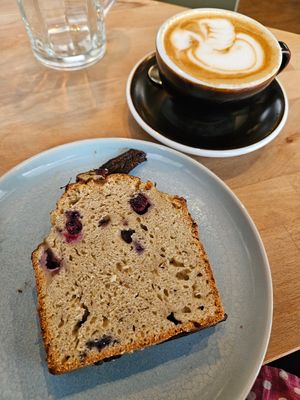 Blaubeer Bananenbrot & Hafer Cappuccino at Liebling Trier in Trier