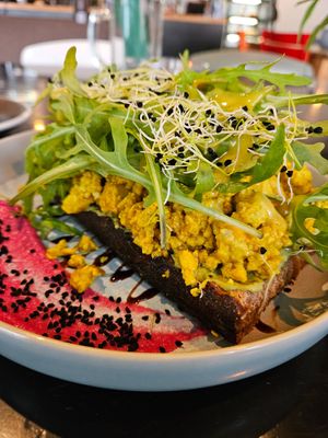 Rührtofu Avocado Stulle at Liebling Trier in Trier