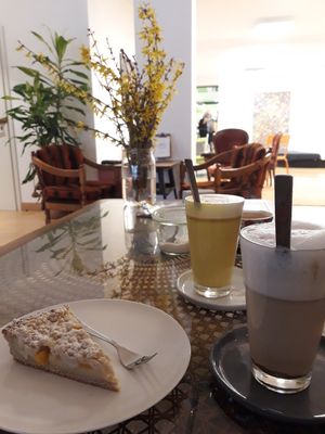 PuddingStreusel, Chai latte (3€), Goldene Milch at Liebling Trier in Trier