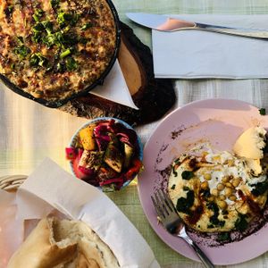 Zahra, hummus, bread at Akkawy in Berlin