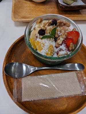 smoothie bowl at Spirulina Blue Ueno in Tokyo