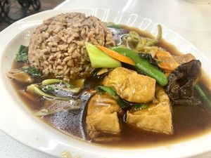 Braised tofu with rice: 👍🏽   at Red Apple 红苹果素食 - Blk 16 Teck Whye in West Singapore