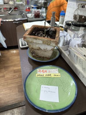 Order via handwritten note on paper  at Mananim Recipe in Seoul