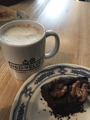 Spiced latte (with soy milk or almond milk, I chose soy milk) and chocolate and walnut cake (vegan)  at Red Velvet in Padua
