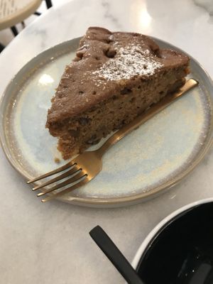 Cake with apples, cinnamon and pecan  at Red Velvet in Padua