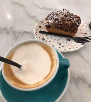 Cappuccio soia e tortino di noci e cioccolato   at Red Velvet in Padua