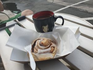 Outdoor seating at Common Grounds Coffee Bar in Lake Worth