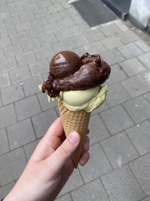 Zartbitter und Pistazie in Veganer Waffel  at Eiscafé La Via in Muenster