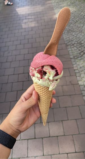Veganes Eis in veganer Waffel mit veganem essbaren Löffel 😍 at Luicella's - Hüxstraße in Luebeck