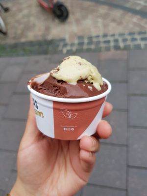 Dunkle Schokolade und Pistazien at Luicella's - Hüxstraße in Luebeck