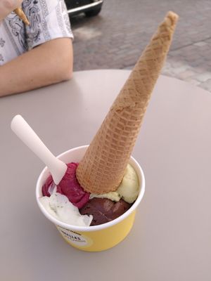 3 Kugeln, vegane Waffel und eine kleine Probierportion at Luicella's - Hüxstraße in Luebeck