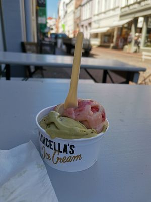 Pistazien und  Kirsche Eis. Vegan at Luicella's - Hüxstraße in Luebeck