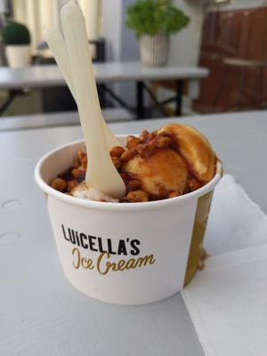 Wunschbecher mit vegan Vanille, schoko und Aprikosen-Mandel mit Pflaumensoße und nusskrokant at Luicella's - Hüxstraße in Luebeck