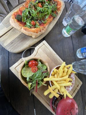 pizza & burger at Bla Bla in Vevey