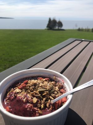 Smoothie bol avec granola maison at Bistro Pointe Taylor in New Richmond