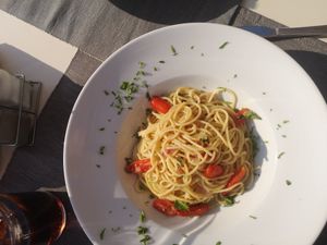 Spaghetti, garlic, oliveoil, basil, and tomates at Kritamo in Rhodes