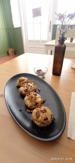 Portobellos rellenos de cebolla con crema de arroz integral y crujiente de tofu at 3 4 4 in Alicante
