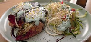 Rollo de alga con verduras y paté de semillas , la crema de anacardos con espirulina por encima riquísima at 3 4 4 in Alicante