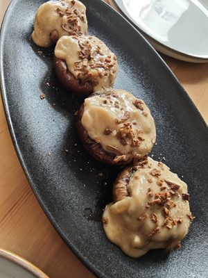 Starter with portobello mushrooms filled with rice cream and onion and tofu sprinkles at 3 4 4 in Alicante